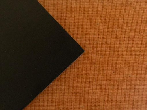 Materiale composito con rinforzo e resina termoindurente