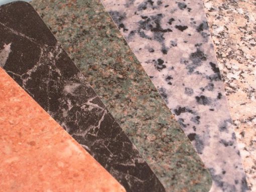 Laminati compositi di carta decorativa su resina fenolica